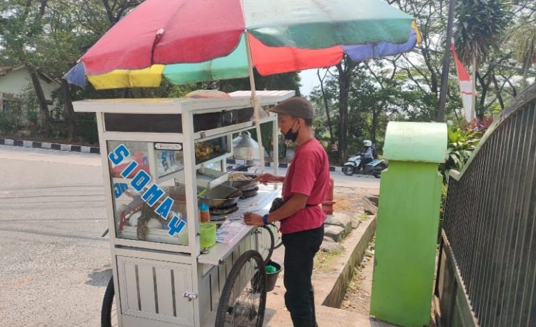  Dagang Siomai Samping Masjid Alhijri Pramuka, Angga Modal Gerobak Tiap Hari Rp100 Ribu
