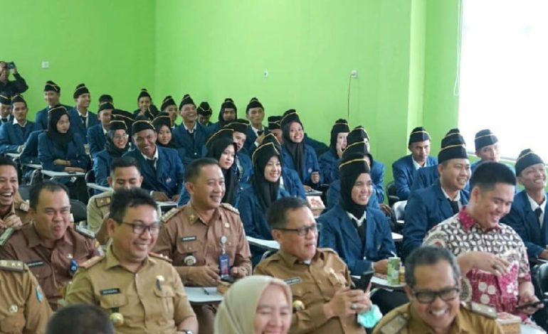 Rektor Unila Buka Kuliah Perdana Prodi D3 Akuntansi di Luar Kampus Utama