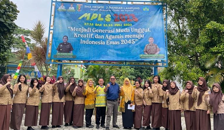  Adian Saputra Bekali Anggota Majalah Derap Pelajar SMAN 2 Bandar Lampung