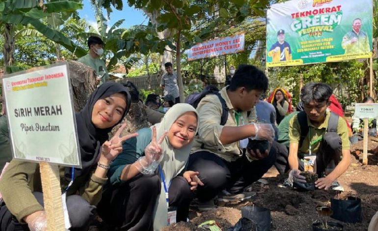  Universitas Teknokrat Indonesia Komitmen Green Campus, Mahasiswa Baru Tanam Tumbuhan Obat dan Tebar Bibit Ikan