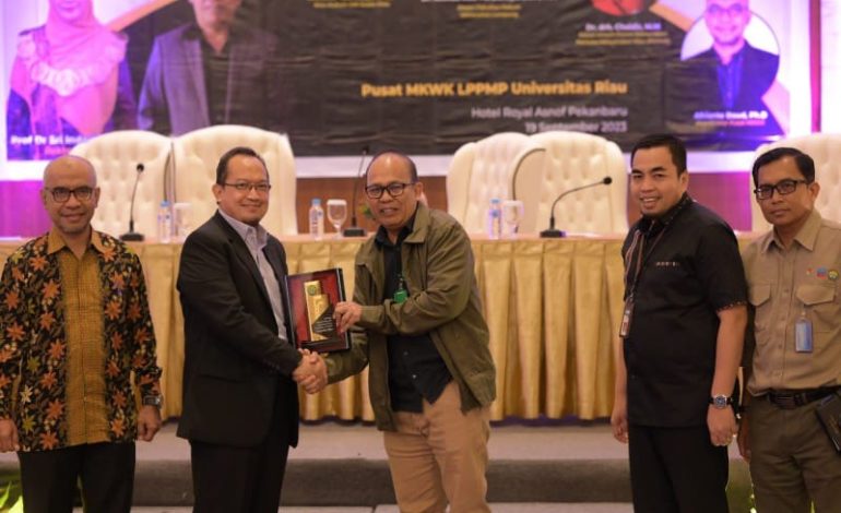  Dosen FH Unila Ahmad Irzal Fardiansyah Isi Kuliah Umum di Universitas Riau