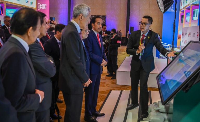  Presiden Jokowi Tinjau Perkembangan PLTS Terapung Cirata di Pameran AIPF