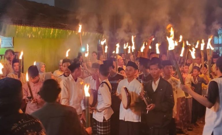  Jamaah Masjid Miftahul Jannah Perumahan Griya Gedongmeneng Indah Pawai Obor Maulid Nabi