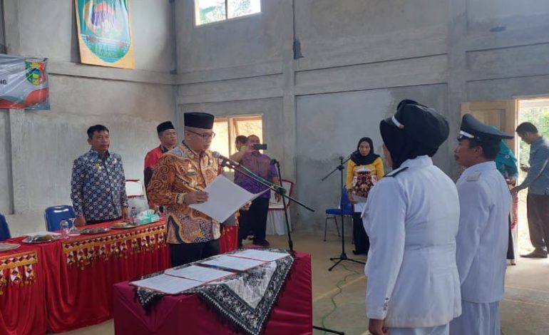  Plh Bupati Tanggamus Lantik 2 Penjabat Kepala Pekon di Kecamatan Pulau Panggung