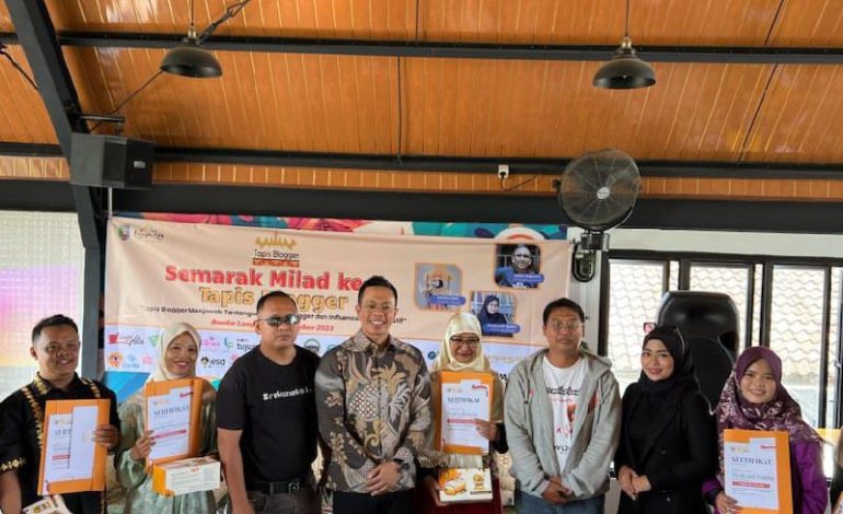  Semarak Milad Ke-7 Tapis Blogger, Ade Utami Ibnu Berikan Penghargaan