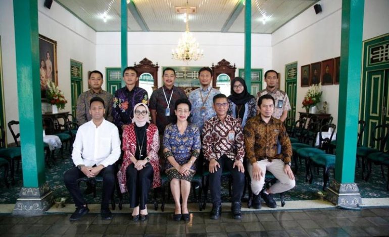  Tepat Kelola FABA, PLN Nusantara Power Serahkan Pot Bunga dari FABA ke Gusti Kanjeng Ratu (GKR) Hemas
