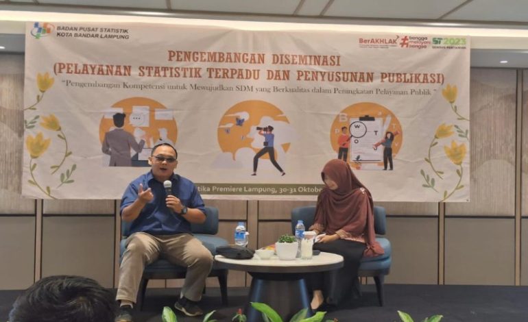  Adian Saputra Bagikan Tips Menulis Opini kepada Pegawai BPS Bandar Lampung di Hotel Santika Premiere