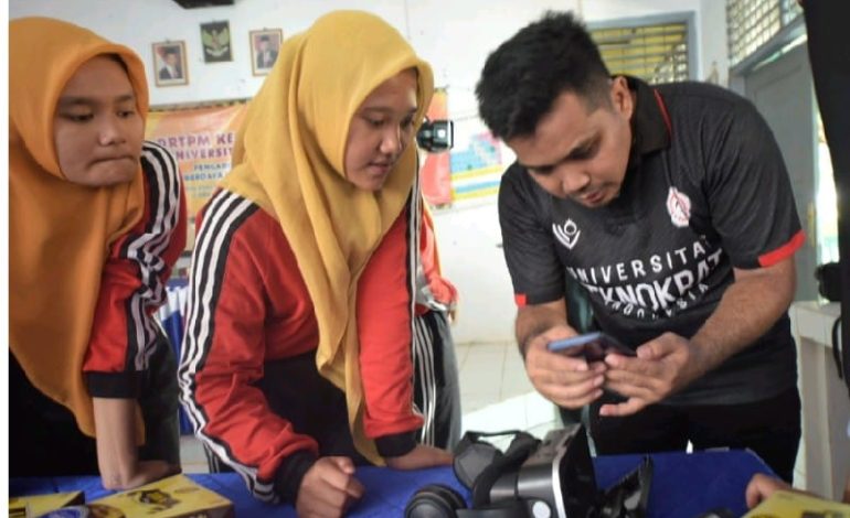  Universitas Teknokrat Indonesia Tingkatkan Fisik Siswa SMAN 1 Sukoharjo dengan Virtual Reality