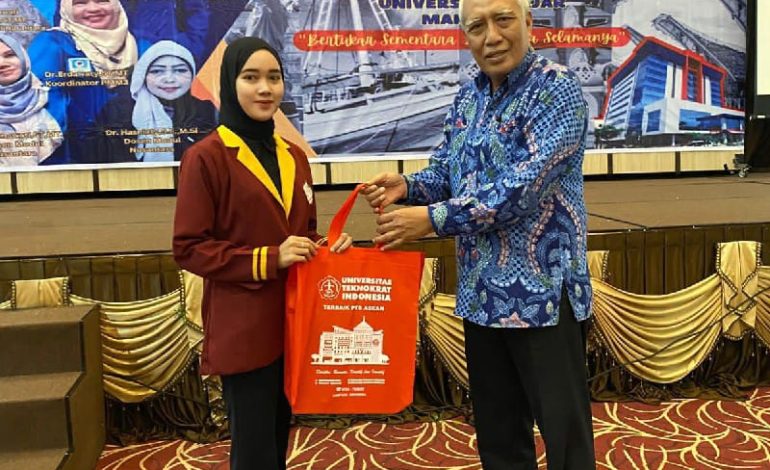  Mahasiswi Universitas Teknokrat Indonesia Dinda Indah Jelita Serahkan Cenderamata kepada Rektor Universitas Fajar Makassar
