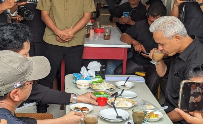  Sarapan di Warung Kopi Dunia, Ganjar Pranowo Pilih Kopi Susu dan Kue Ketan