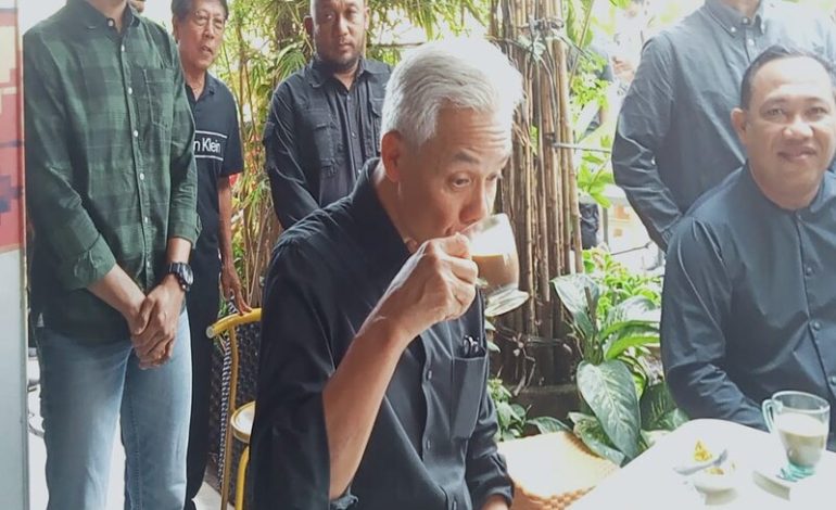  Ganjar ke Warung Kopi Dunia Jalan Kartini, Warga Minta Foto Bareng