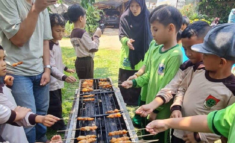  Siswa SDIT Permata Bunda Belajar di Alam, Kasih Makan Kambing Sampai Makan Sate….Maknyus!