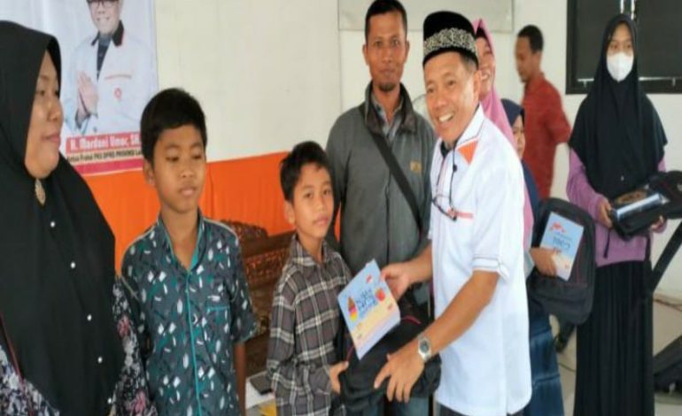  Anggota DPRD Lampung Mardani Umar Salurkan Perlengkapan Sekolah