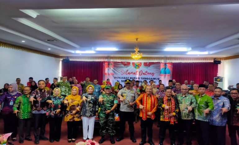  Mulyadi Irsan Dikalungi Selendang Tapis