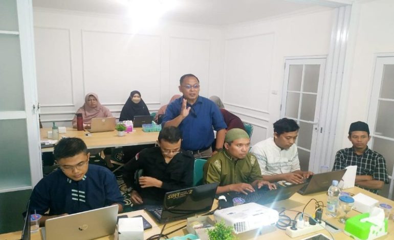  Adian Saputra Latih Tim Humas Sekolah Islam Terpadu Yayasan Daarul Hikmah Bikin Rilis
