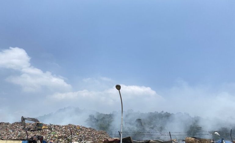  TPA Bakung Terbakar Sejak Jumat Lalu, Warga Tetap Aktivitas Pakai Masker