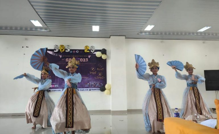  Ica dan Tim Tari SMA Perintis 1 Bandar Lampung Tampil Memukau di SBS FKIP Unila