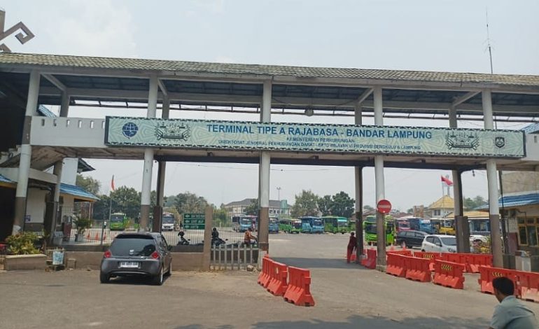  Siang Nelangsa di Terminal Rajabasa
