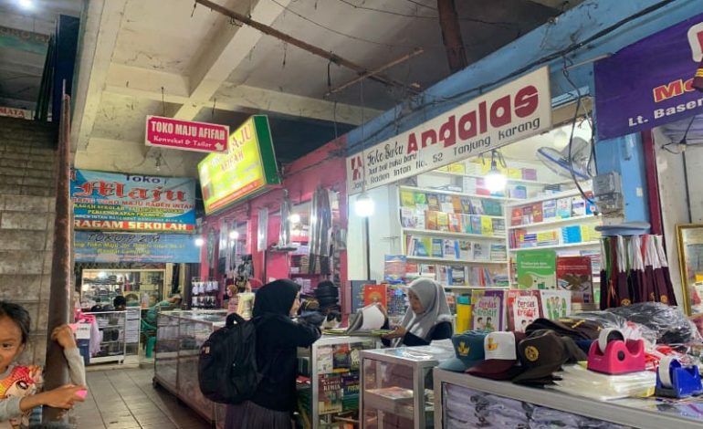 Toko Buku Andalas di Ramayana Tanjungkarang, 23 Tahun Bertahan, Erni Sanggup Kuliahkan Anak