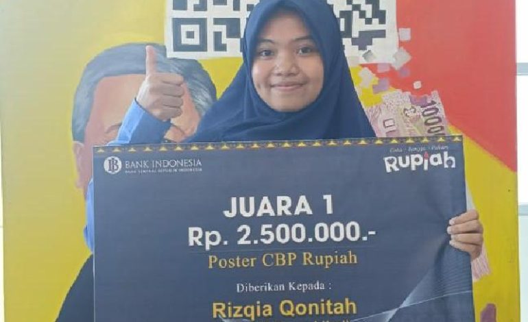  Rizqia Qonitah Siswi SMAIT Daarul Ilmi Juara I Lomba Poster CBP Rupiah BI