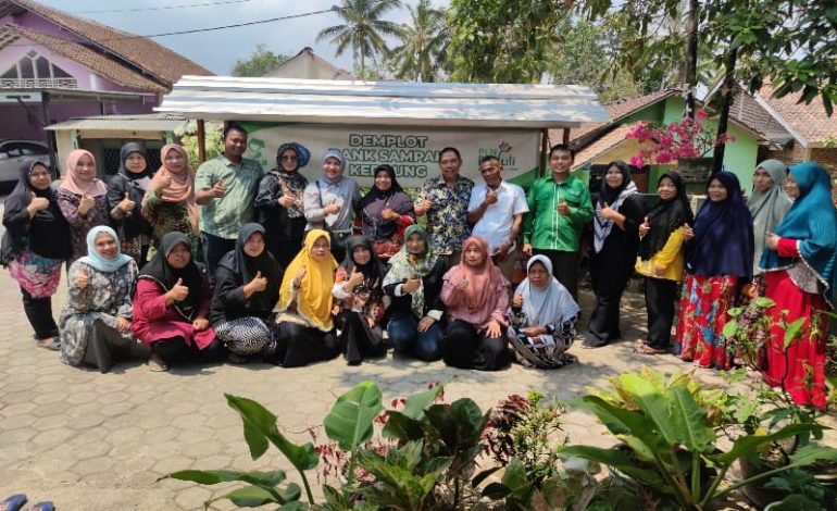  Ajak Warga Kedaung Peduli Lingkungan, PLN Nusantara Power Beri Demplot Bank Sampah