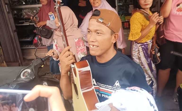  Di Pasar Natar Gibran Rakabuming Raka Belikan Pemuda Ini Gitar