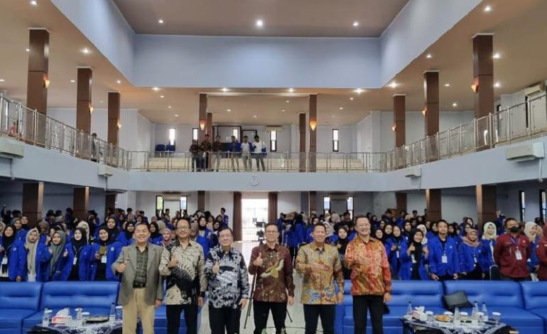  Rektor Universitas Teknokrat Indonesia Dr HM Nasrullah Yusuf SE MBA Narasumber Seminar Nasional Universitas Majalengka