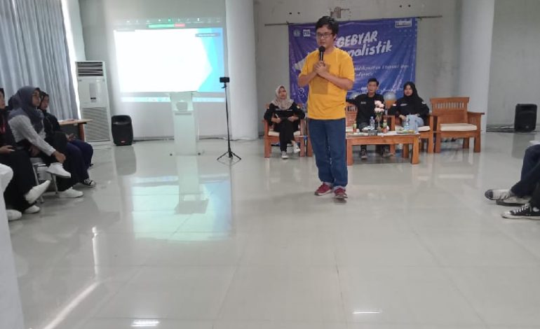  Pemimpin Redaksi Tribun Lampung Ridwan Hardiansyah Narasumber Gebyar Jurnalistik Pilar Ekonomi Unila