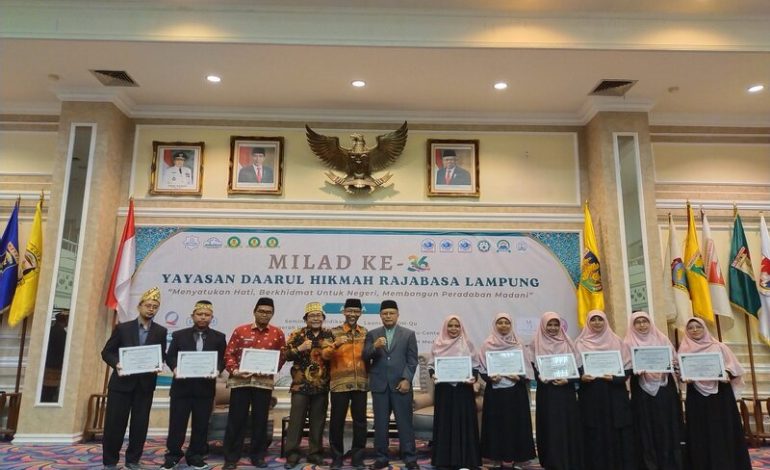  Yayasan Daarul Hikmah Beri Penghargaan SDIT Permata Bunda 2 Pimpinan Vonny Apriati