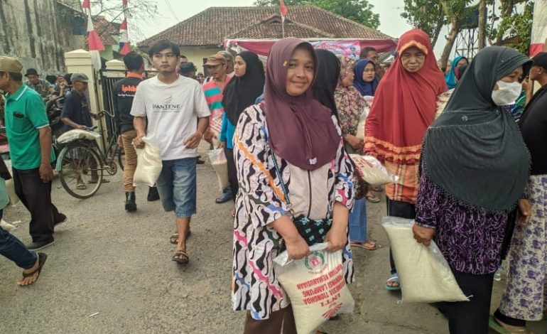  Indonesia Tionghoa Bakti Sosial di Way Dadi, Tiap Orang Dapat Beras 5 Kilogram