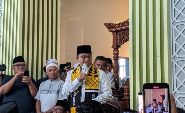  Anies Baswedan Imam Salat Zuhur di Masjid Ad Dua Way Halim