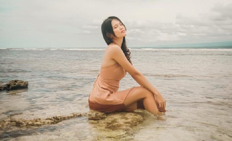  Model Lampung Eriska, Suasana Pantai Bikin Masalah Hilang