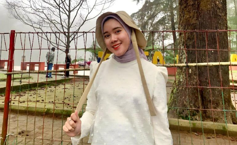 Mahasiswi Universitas Teknokrat Indonesia Dinda Indah Jelita, Cantiknya Makin Plus di Hutan Pinus