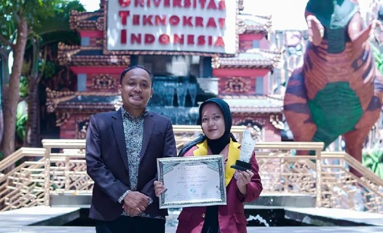  Ade Agustina Cahya Mahasiswi Universitas Teknokrat Indonesia Juara Nasional Penulisan Esai