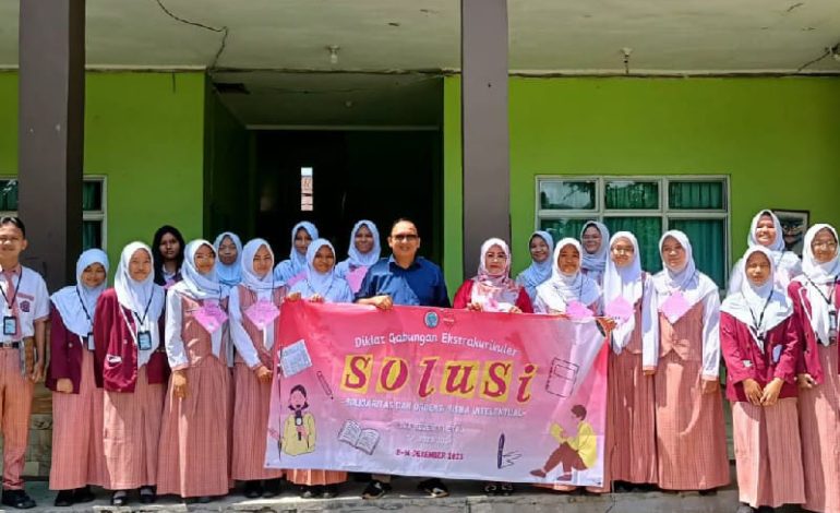  Ekskul “Solusi” SMAN 1 Kota Metro Pelatihan Jurnalistik, Adian Saputra Narasumber