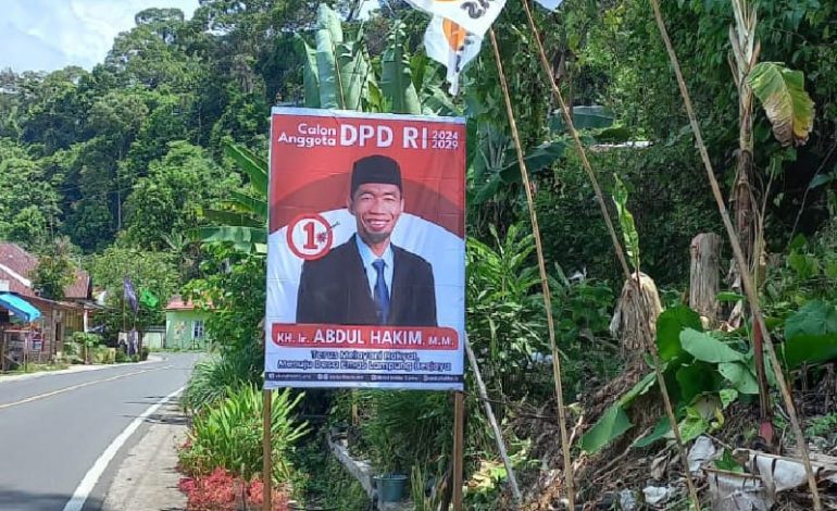  Alat Peraga Kampanye Marak di Pesisir Barat, Senator Lampung Abdul Hakim: Terima Kasih….