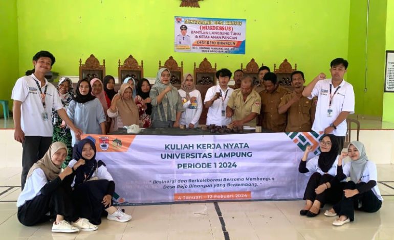 Mahasiswa KKN Unila Ajak Masyarakat Rejo Binangun Buat Suplemen Kambing dan Sapi