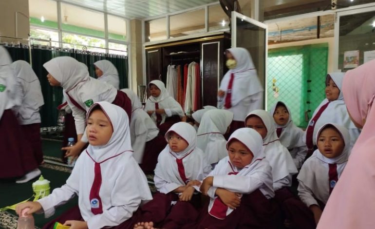  Siswa SDIT Permata Bunda 2 Haru Dengar Dongeng Palestina Kak Danang