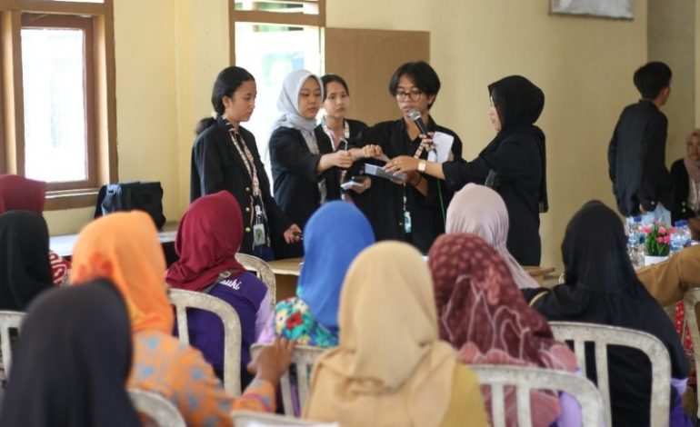  Mahasiswa KKN Itera Desa Sri Basuki Manfaatkan Limbah Jamur Tiram Jadi Briket Arang-Kompos