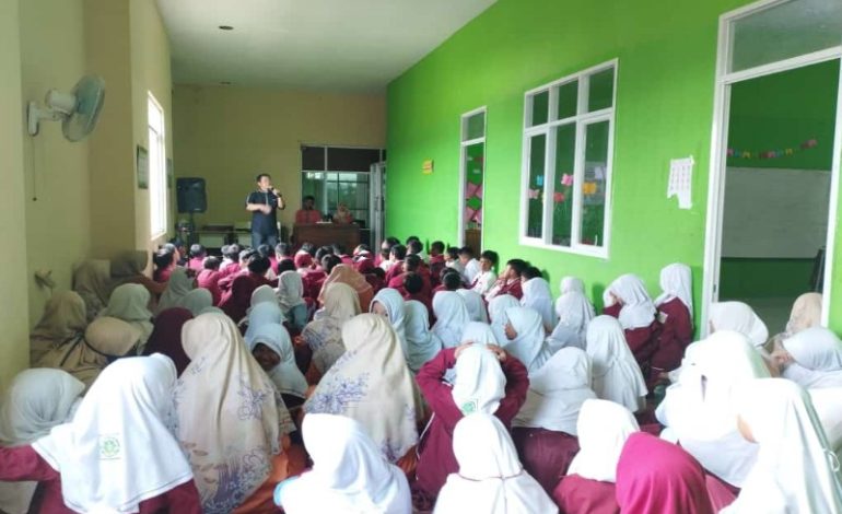  Kak Danang Terima Sambutan Hangat Safari Dongeng Cinta Palestina di SDIT Fityah Mandiri