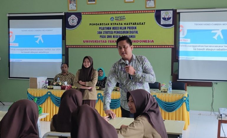  Universitas Teknokrat Indonesia Bekali Siswa SMKN 2 Kalianda Teknik Dasar Videografi dan Pemasaran Digital
