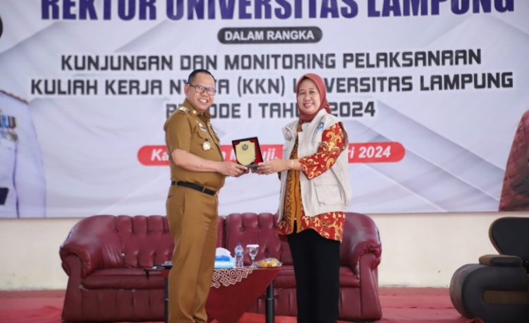  Rektor Unila Lusmeilia Afriani Kunjungi Mahasiswa KKN di Mesuji, Sulpakar Sambut Baik