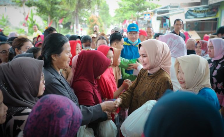  Riana Sari Arinal Bagikan Sembako di Karanganyar