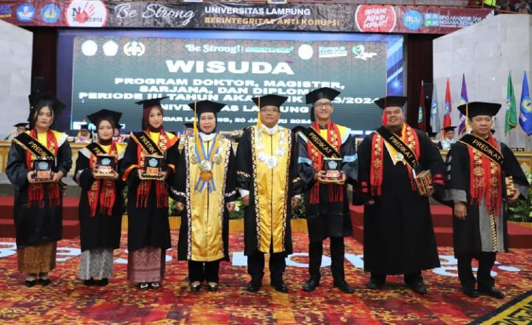 Unila Wisuda, Kepala BPKAD Lampung Marindo Kurniawan Lulusan Terbaik Doktoral
