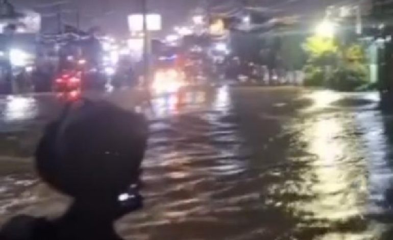  Banjir Rendam Jalan Raya Hajimena, Tanjungkarang-Natar Lumpuh Sementara