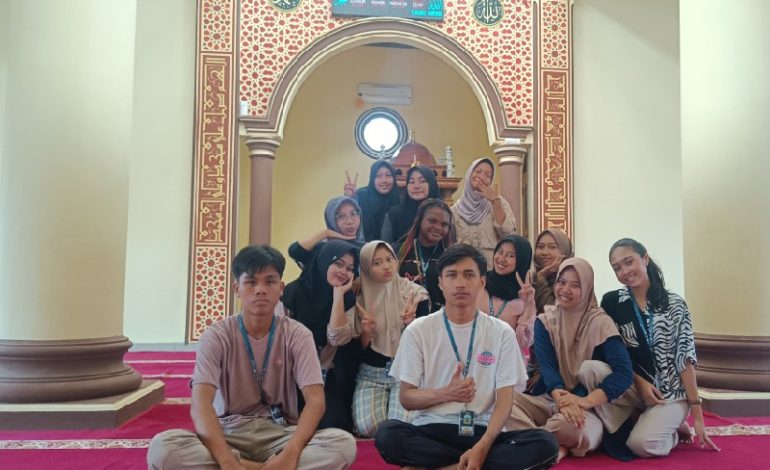  Mahasiswa KKN Unila Bersih-Bersih Masjid Desa Belambangan Penengahan Lamsel