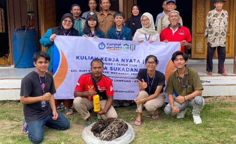 Mahasiswa KKN Unila Hasilkan Pupuk Percepatan Fermentasi di Desa Sukadana Way Kanan