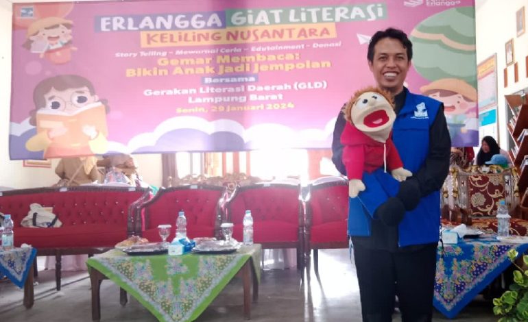  Pendongeng Lampung Jarwo Songha Meriahkan Erlangga Giat Literasi Keliling Nusantara