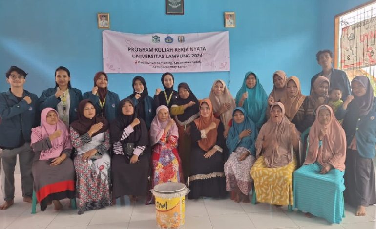 Mahasiswa KKN Unila Manfaatkan Limbah Rumah Tangga Jadi Pupuk Organik Cair