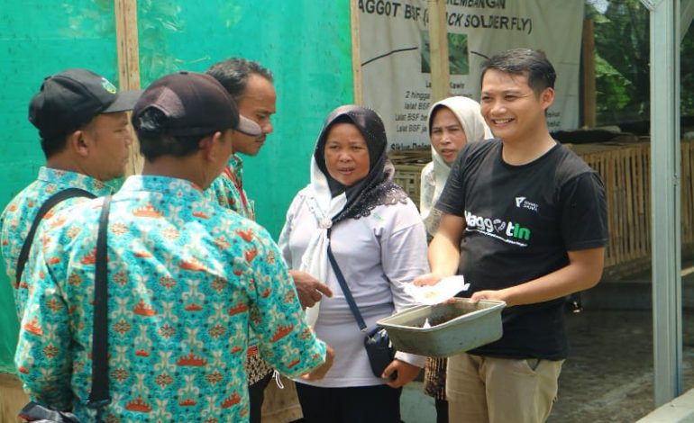  PT Bukit Asam Tbk Ajak Aparatur Desa Sidodadi Kunjungi Maggotin Dompet Dhuafa Lampung